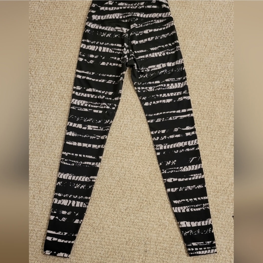 H34 Old Navy Active Black and White Leggings....MT